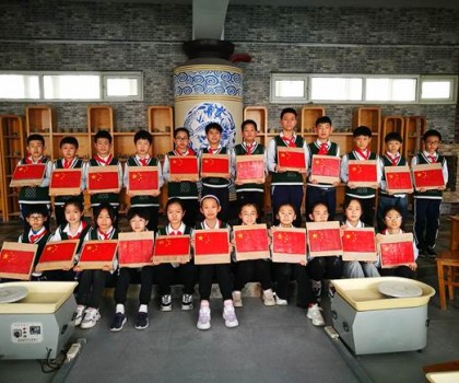 陶藝課上的“思政課”樹立“愛國(guó)情懷”盛世長(zhǎng)安小學(xué)“國(guó)慶節(jié)”陶藝制作專題教育活動(dòng)