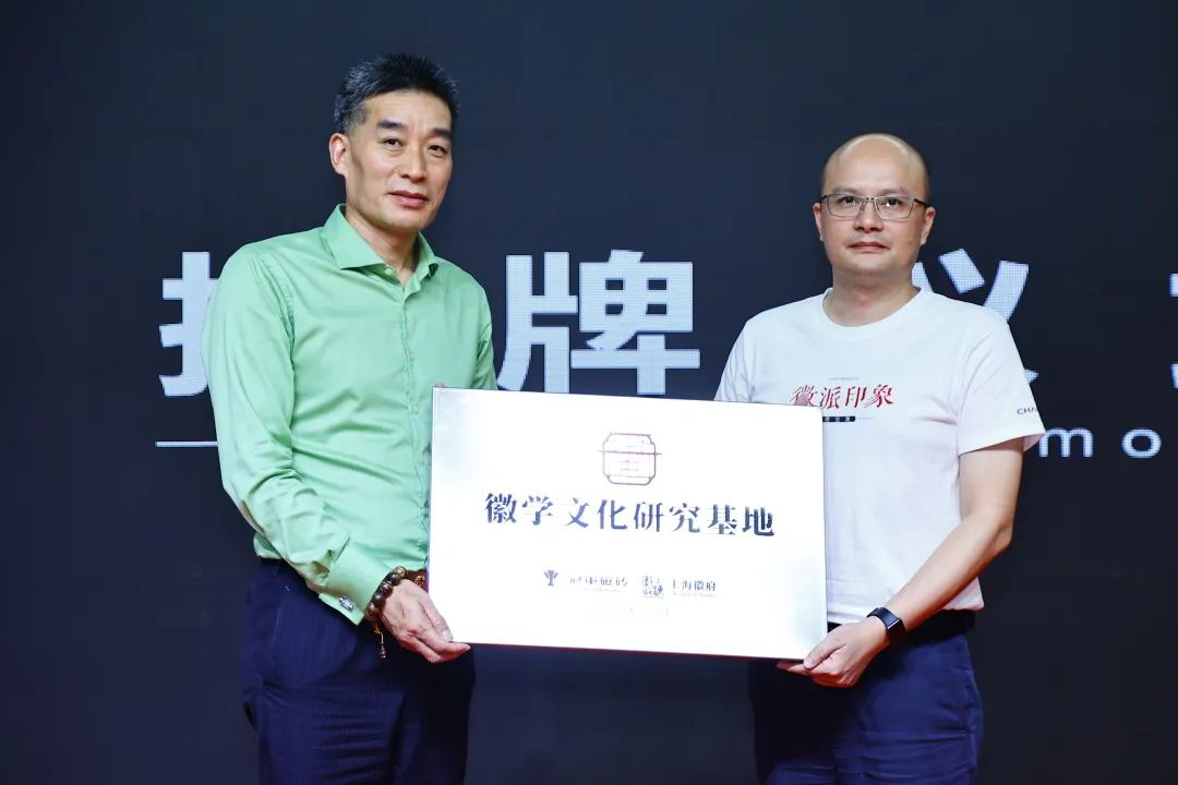 1661561671175544.jpg 上?;崭麻L鄭宏祝(左)冠軍磁磚董事總經理龍根(右).jpg