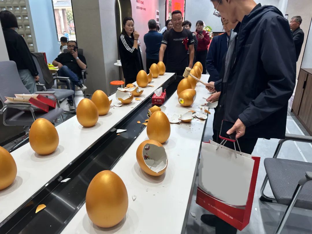 1697179053102547.jpg 獅王瓷磚萬人火花節(jié)全國巡回賽棗莊站火爆全城11.jpg