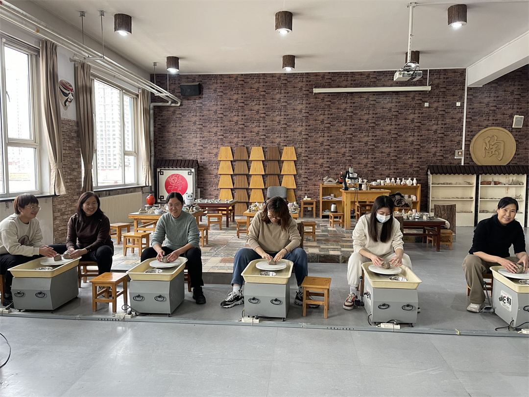 1709778612656988.jpg 體驗(yàn)非遺熱辣滾燙――盛世長安小學(xué)開展“三八” 女神節(jié)陶藝制作活動(dòng) (2).jpg