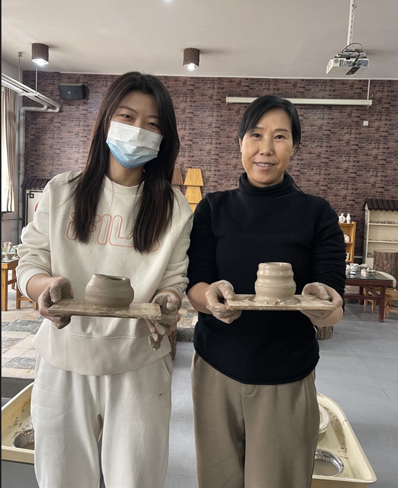 1709778772818931.jpg 體驗(yàn)非遺熱辣滾燙――盛世長安小學(xué)開展“三八” 女神節(jié)陶藝制作活動(dòng) (4).jpg