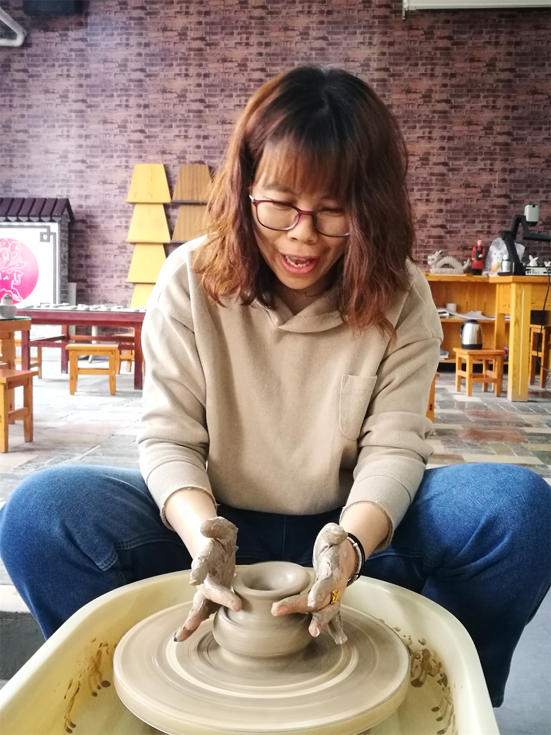 1709778819735029.jpg 體驗(yàn)非遺熱辣滾燙――盛世長安小學(xué)開展“三八” 女神節(jié)陶藝制作活動(dòng) (10).jpg