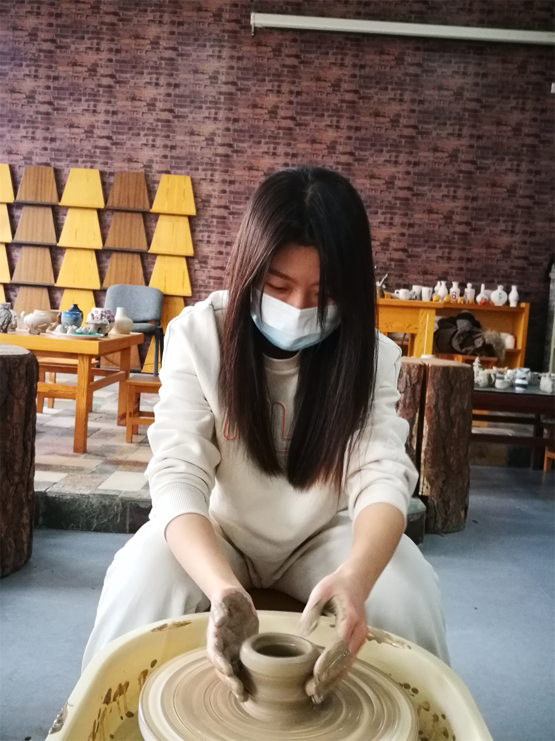 1709778829475633.jpg 體驗(yàn)非遺熱辣滾燙――盛世長安小學(xué)開展“三八” 女神節(jié)陶藝制作活動(dòng) (1).jpg