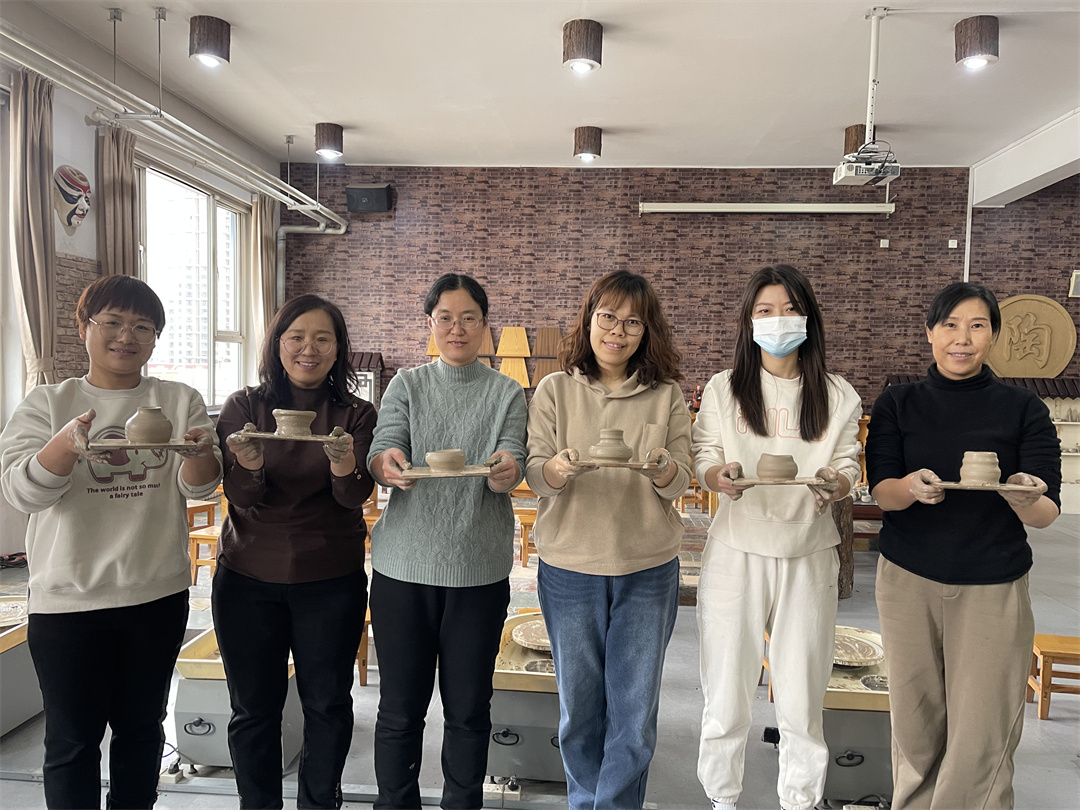 1709778842286237.jpg 體驗(yàn)非遺熱辣滾燙――盛世長安小學(xué)開展“三八” 女神節(jié)陶藝制作活動(dòng) (6).jpg