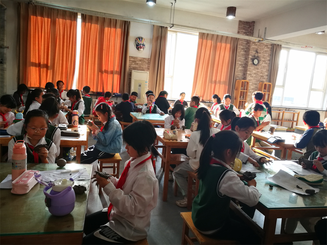 1714356643175148.jpg “大國小工匠”――盛世長安小學(xué)陶藝社團開展“五一”指尖創(chuàng)意技能競賽活動02.jpg