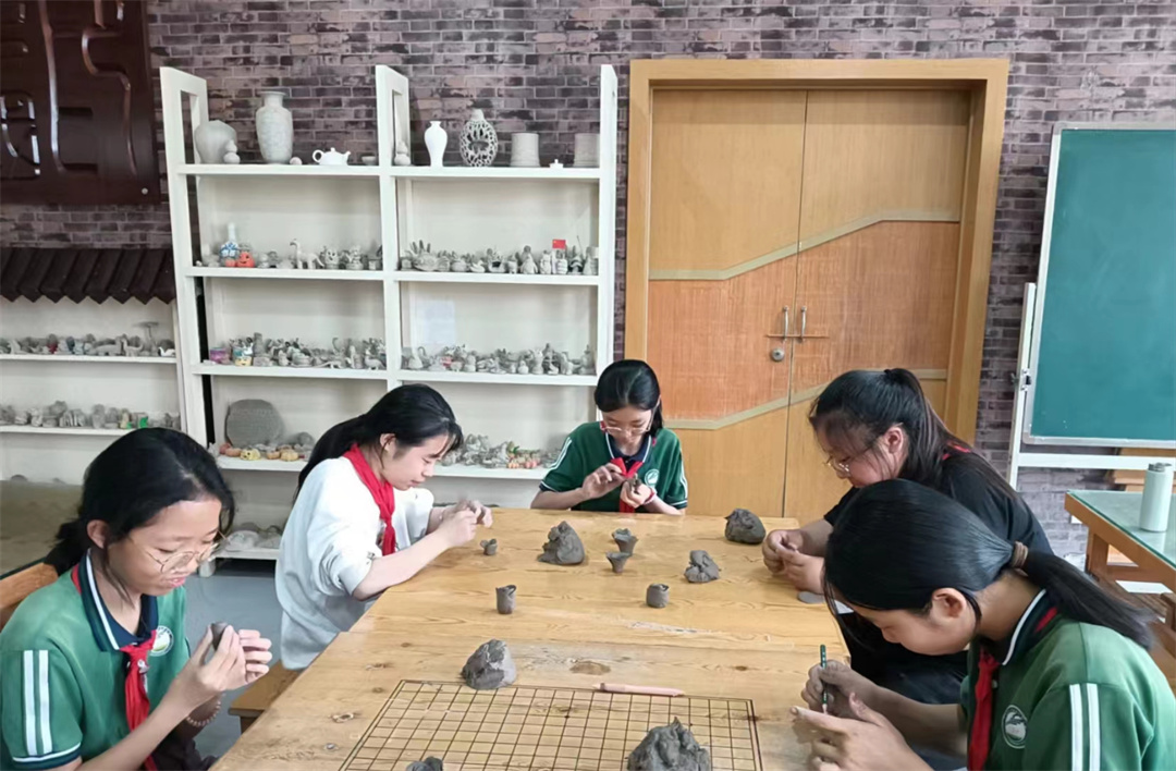 1714356653588030.jpg “大國小工匠”――盛世長安小學(xué)陶藝社團開展“五一”指尖創(chuàng)意技能競賽活動04.jpg