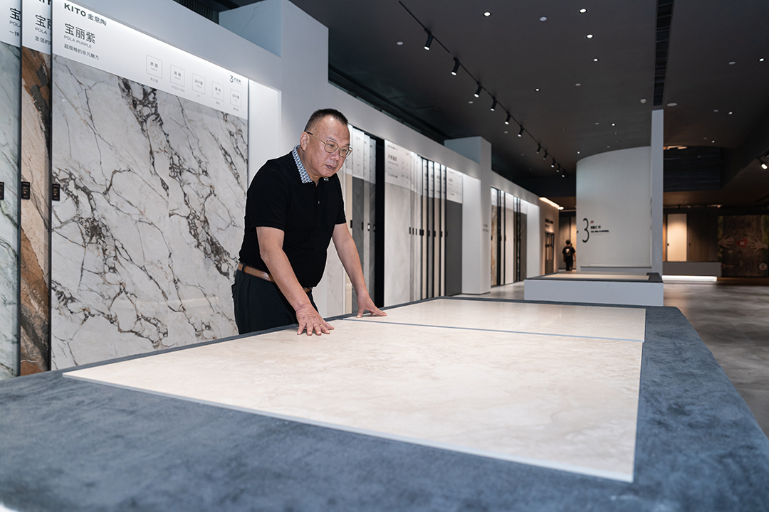 1715396020374611.jpg 3何乾在金意陶總部展廳.jpg